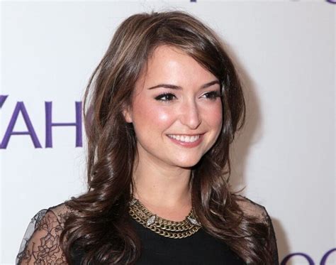 lily att measurements|Milana Vayntrub: Bio with Age, Height, Measurements。